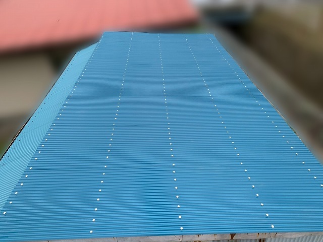 屋根の形に合ったトタン屋根に交換した様子